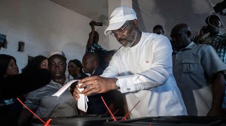 Die Stimme des Staatschefs: George Weah am Dienstag im Wahllokal. Ihm werden die größten Chancen eingeräumt.