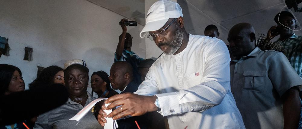 Die Stimme des Staatschefs: George Weah am Dienstag im Wahllokal. Ihm werden die größten Chancen eingeräumt.
