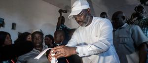 Die Stimme des Staatschefs: George Weah am Dienstag im Wahllokal. Ihm werden die größten Chancen eingeräumt.