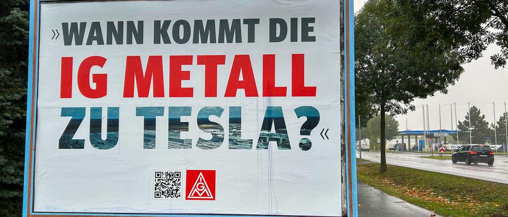 Mit einem Plakat wirbt die größte deutsche Gewerkschaft für sich. Wie viele Mitglieder die IG Metall bei Tesla inzwischen hat, wird nicht verraten.