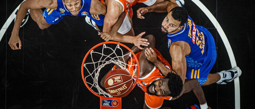 Beim Kampf um die Rebounds hat Alba (rechts Johannes Thiemann, links Louis Olinde) aktuell oft Nachteile.