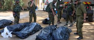 Soldaten bergen die Leichen von getöteten israelischen Zivillisten.