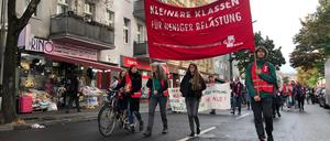 Zu den Streiktagen gehörte auch eine Demonstration n Berlin-Neukölln. 