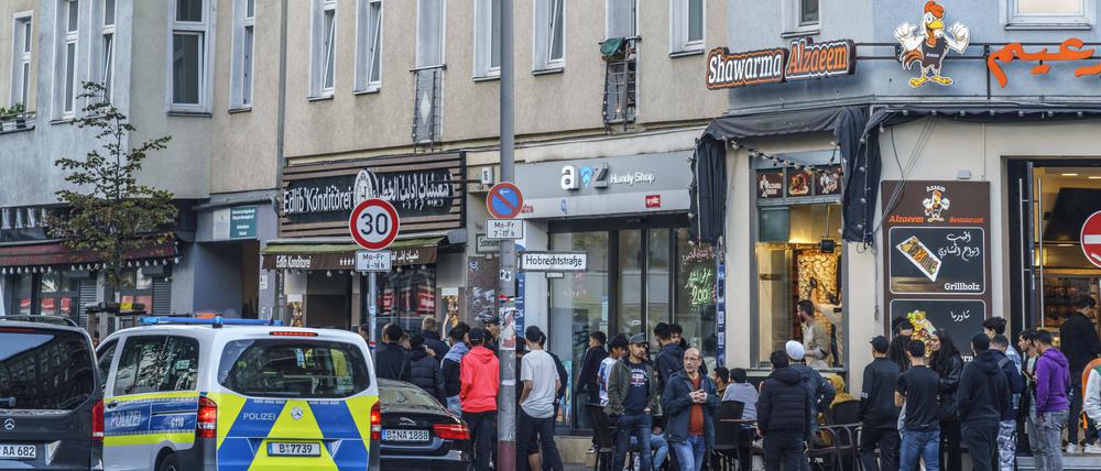 Ein Einsatzwagen der Polizei auf der Sonnenallee in Berlin-Neukölln.