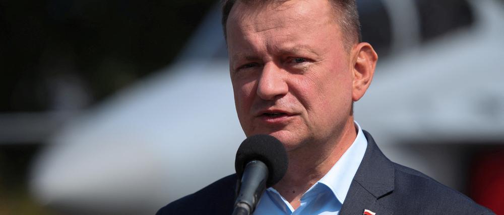 Polens Verteidigungsminister Mariusz Blaszczak während einer Pressekonferenz auf der Luftwaffenstützpunkt in Minsk. (Archivbild)