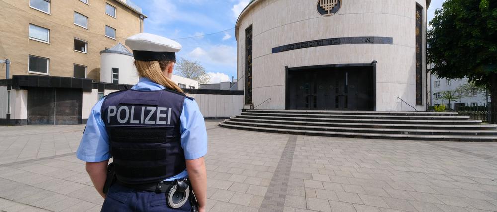 Eine Polizistin bewacht eine Synagoge in Düsseldorf.