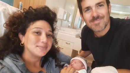 Der Filmemacher Yahav Winner, hier mit seiner Frau Shaylee Atari, ebenfalls Filmemacherin, und ihrem Baby.