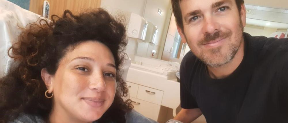 Regisseur Yahav Winner mit seiner Frau, der Filmemacherin Shaylee Atari, und ihrem Baby.