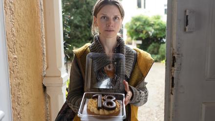 Alexandra (Karoline Schuch) ist nicht nur auf Rache aus. Als sie ihre Tochter besucht, bringt sie Kuchen mit…