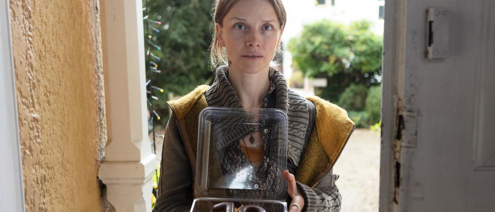 Alexandra (Karoline Schuch) ist nicht nur auf Rache aus. Als sie ihre Tochter besucht, bringt sie Kuchen mit…