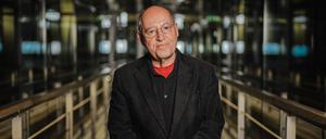 Gregor Gysi ist ein deutscher Rechtsanwalt, Politiker der Partei Die Linke, Autor und Moderator. Im Dezember 1989 wurde Gysi zum Vorsitzenden der SED gewählt, und verblieb nach der erfolgten Umbenennung der Partei in PDS bis 1993 in dieser Funktion.