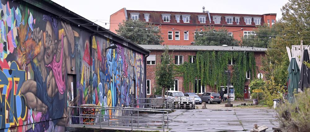 Auf das Dach des Clubs Spartacus (links) sollen Solar- und Windkraftanlagen.