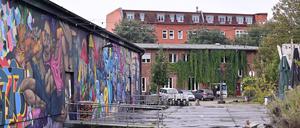 Auf das Dach des Clubs Spartacus (links) sollen Solar- und Windkraftanlagen.