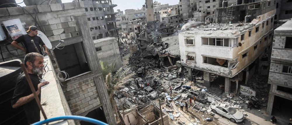 Palästinenser inspizieren zerstörte Gebäude nach israelischen Luftangriffen auf das Flüchtlingslager Shati. Israel reagiert auf den massiven Angriff durch die Hamas mit Luftangriffen im Gazastreifen.