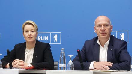 Franziska Giffey, Wirtschaftssenatorin, Kai Wegner, Regierender Bürgermeister,
in der Pressekonferenz nach der Sitzung des Berliner Senat, PK im Roten Rathaus in Berlin, Senatspressekonferenz, Copyright: DAVIDS, 10.10.2023