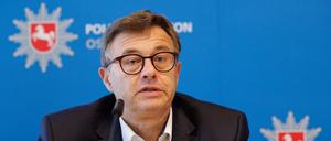 Alexander Retemeyer, Staatsanwaltschaft Osnabrück, spricht bei einer Pressekonferenz von Polizei und Staatsanwaltschaft Osnabrück.