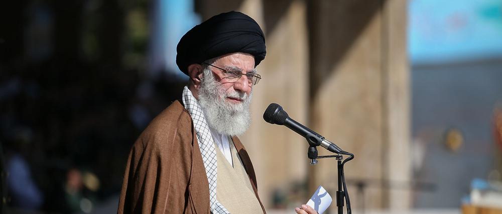 Irans Revolutionsführer Ali Chamenei (Bild) wurde nach der Tötung von Hisbollah-Chef Nasrallah in Sicherheit gebracht.