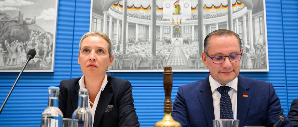 Die AfD-Fraktions- und Parteivorsitzenden Alice Weidel und Tino Chrupalla sitzen zu Beginn der Sitzung der Bundestagsfraktion der AfD im Deutschen Bundestag. In der Sitzung steht die Neuwahl des Fraktions-Vorstandes an.