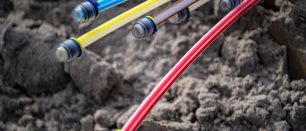ARCHIV - 08.04.2021, Niedersachsen, Leer: Glasfaserkabel liegen auf einer Baustelle.