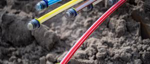 ARCHIV - 08.04.2021, Niedersachsen, Leer: Glasfaserkabel liegen auf einer Baustelle. 