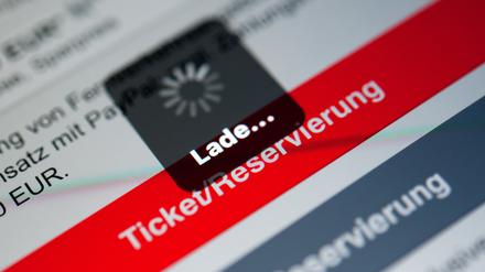 Ein Ladebildschirm ist auf dem Display eines Handy in der Navigator App der Deutschen Bahn zu sehen. (Symbolbild)