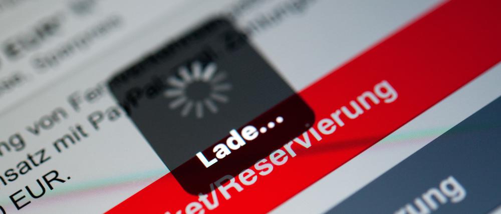 Ein Ladebildschirm ist auf dem Display eines Handy in der Navigator App der Deutschen Bahn zu sehen. (Symbolbild)