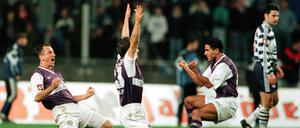 Matthias Hamann, Dejan Raickovic und Müslüm Can (v. li.) jubeln über den 4:2-Sieg von Tennis Borussia gegen Hertha BSC im DFB-Pokal in der Saison 1998/99. 