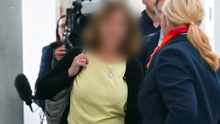 Die angeklagte Geschäftsführerin der Lunapharm Deutschland GmbH, Susanne K., erscheint zum Prozessauftakt am Landgericht Potsdam.  