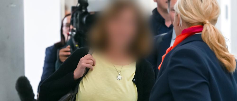 Die angeklagte Geschäftsführerin der Lunapharm Deutschland GmbH, Susanne K., erscheint zum Prozessauftakt am Landgericht Potsdam.  