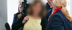 Die angeklagte Geschäftsführerin der Lunapharm Deutschland GmbH, Susanne K., erscheint zum Prozessauftakt am Landgericht Potsdam.  