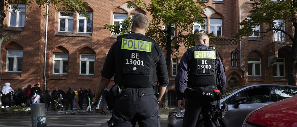 Polizisten stehen vor dem Ernst-Abbe-Gymnasium in der Sonnenallee im Berliner Stadtteil Neukölln (Symbolbild).