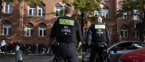 11.10.2023, Berlin: Polizisten stehen vor dem Ernst-Abbe-Gymnasium in der Sonnenallee im Berliner Stadtteil Neukölln. An dieser Schule kam es zu einen Vorfall im Zusammenhang mit dem Israel-Konflikt. Eine für heute angekündigte Demonstration wurde aus Sicherheitsgründen abgesagt. Foto: Joerg Carstensen/dpa - ACHTUNG: Verwendung nur im vollen Format +++ dpa-Bildfunk +++