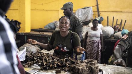 Vor allem in Afrika ist die Jagd auf Wildtiere eine viel genutzte Protein- und Einkommensquelle, aber auch möglicher Ursprung für Zoonosen. 