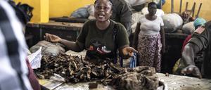 Vor allem in Afrika ist die Jagd auf Wildtiere eine viel genutzte Protein- und Einkommensquelle, aber auch möglicher Ursprung für Zoonosen. 