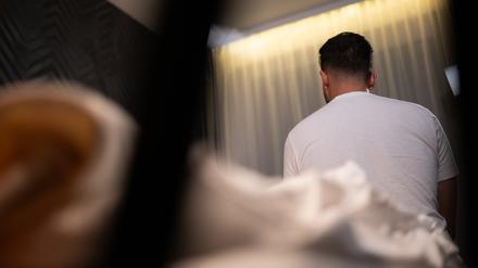 09.10.2023, Berlin: Denis, Reservist der Israelische Verteidigungsstreitkräfte IDF, gibt in einem Hotelzimmer in der Nähe des Flughafens BER ein Interview. Am nächsten Morgen ist er zurück nach Israel geflogen.