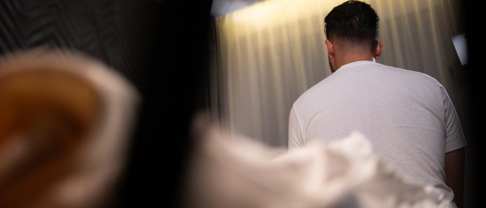 09.10.2023, Berlin: Denis, Reservist der Israelische Verteidigungsstreitkräfte IDF, gibt in einem Hotelzimmer in der Nähe des Flughafens BER ein Interview. Am nächsten Morgen ist er zurück nach Israel geflogen.