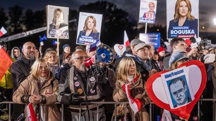 Demonstration der Oppositionskräfte vor der Fersnsehdebatte der Spitzenkandidaten am Montag in Warschau. 