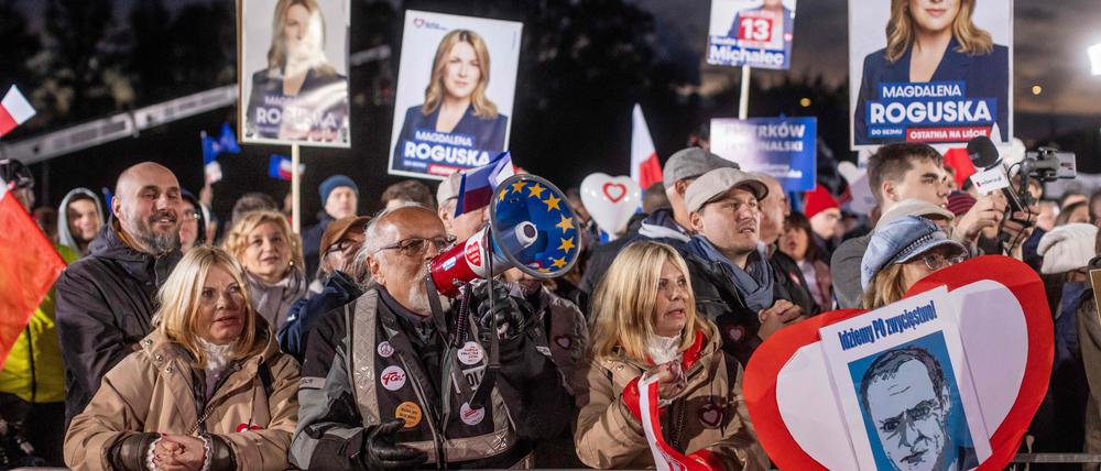 Demonstration der Oppositionskräfte vor der Fersnsehdebatte der Spitzenkandidaten am Montag in Warschau.