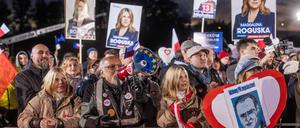 Demonstration der Oppositionskräfte vor der Fersnsehdebatte der Spitzenkandidaten am Montag in Warschau. 