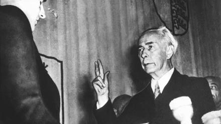 Theodor Heuss bei seiner Vereidung zum ersten Bundespräsidenten der Bundesrepublik Deutschland.