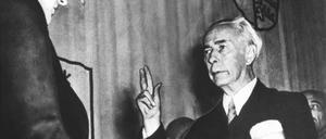 Theodor Heuss bei seiner Vereidung zum ersten Bundespräsidenten der Bundesrepublik Deutschland.