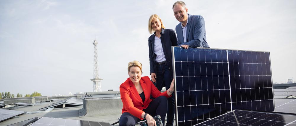 Wirtschaftssenatorin Franziska Giffey (SPD, v.l.n.r.), Kerstin Busch, Geschäftsführerin der Berliner Stadtwerke und Mario Tobias, Vorsitzender der Geschäftsführung der Messe Berlin präsentieren die neue Anlage.