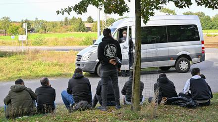 1Unerlaubt eingereiste Migranten warten, nachdem sie durch die Bundespolizei nahe Forst (Lausitz) aufgegriffen wurden. 