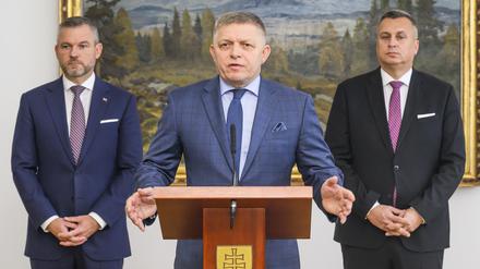 11.10.2023, Slowakei, Bratislava: Peter Pellegrini (l-r), Chef der liberaleren Sozialdemokraten (Hlas-SD), der bisherige un neue Ministerpräsident Robert Fico, von der linksnationalen Smer-Partei und Andrej Danko, Vorsitzender der Slowakische Nationalpartei (SNS) sprechen nach der Unterzeichnung einer Absichtserklärung zur Bildung einer neuen Regierung im historischen Gebäude des slowakischen Parlaments. 