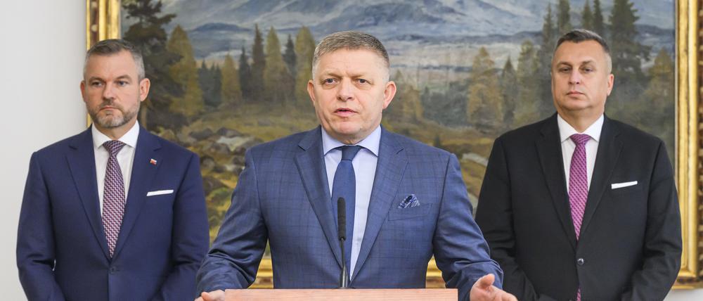 11.10.2023, Slowakei, Bratislava: Peter Pellegrini (l-r), Chef der liberaleren Sozialdemokraten (Hlas-SD), der bisherige un neue Ministerpräsident Robert Fico, von der linksnationalen Smer-Partei und Andrej Danko, Vorsitzender der Slowakische Nationalpartei (SNS) sprechen nach der Unterzeichnung einer Absichtserklärung zur Bildung einer neuen Regierung im historischen Gebäude des slowakischen Parlaments.