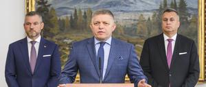 11.10.2023, Slowakei, Bratislava: Peter Pellegrini (l-r), Chef der liberaleren Sozialdemokraten (Hlas-SD), der bisherige un neue Ministerpräsident Robert Fico, von der linksnationalen Smer-Partei und Andrej Danko, Vorsitzender der Slowakische Nationalpartei (SNS) sprechen nach der Unterzeichnung einer Absichtserklärung zur Bildung einer neuen Regierung im historischen Gebäude des slowakischen Parlaments.