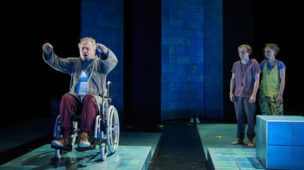 Einst Trainer, dann Trainierter. Oliver Breite (links) ist in „Am Horizont“ am Hans Otto Theater der demente Großvater des Jungen Janek.