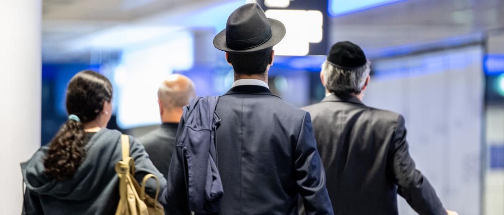 Passagiere aus Tel Aviv (Israel) kommen am Frankfurter Flughafen an.