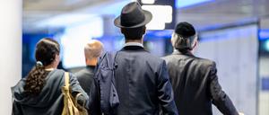 Passagiere aus Tel Aviv (Israel) kommen am Frankfurter Flughafen an. 