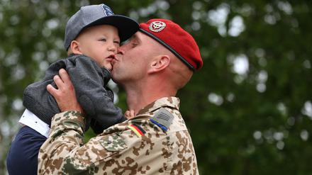 Um die Attraktivität des Dienstes in Litauen zu steigern, wird die Truppe in der Nähe von Vilnius und Kaunas stationiert. Geplant sind auch Einrichtungen für Kinderbetreuung und eine Schule.